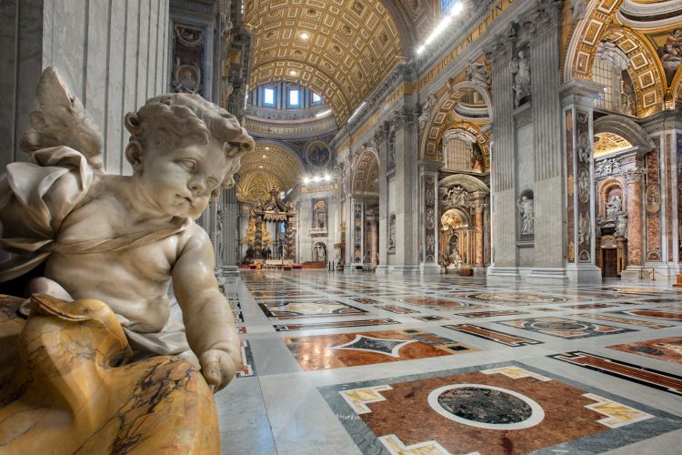 Interior de la nave central de la Basílica de San Pedro, Vaticano