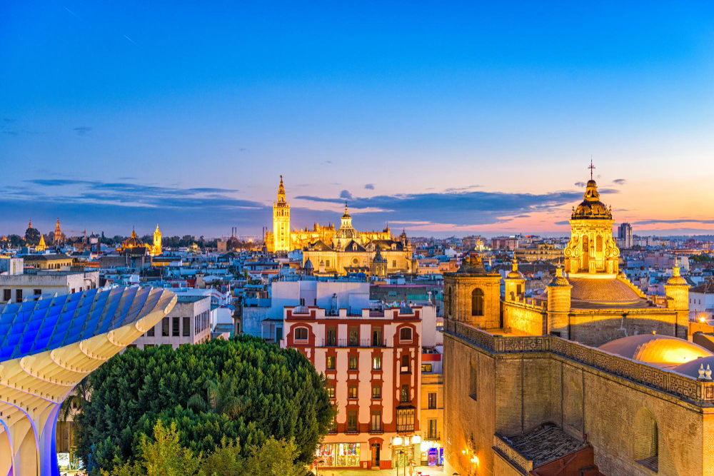 Catedral de Sevilla en el horizonte al anochecer