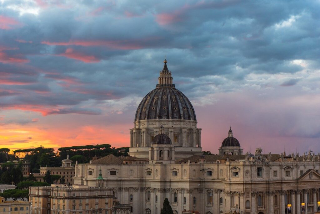 Cúpula de la Basílica de San Pedro en el Vaticano. Primer plano