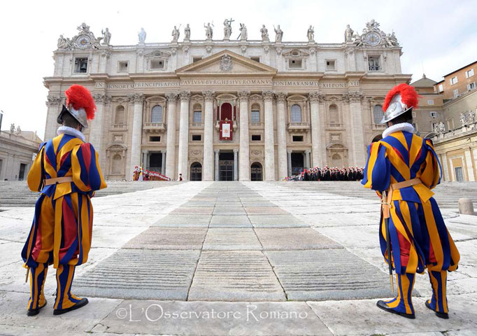 Fachada de la Basílica de San Pedro con el Balcón de las Bendiciones y las estatuas de Cristo y los Apóstoles