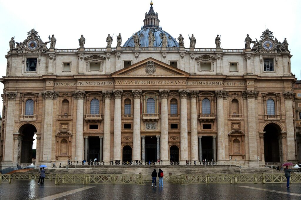Fachada monumental de la Basílica de San Pedro, obra de Carlo Maderno