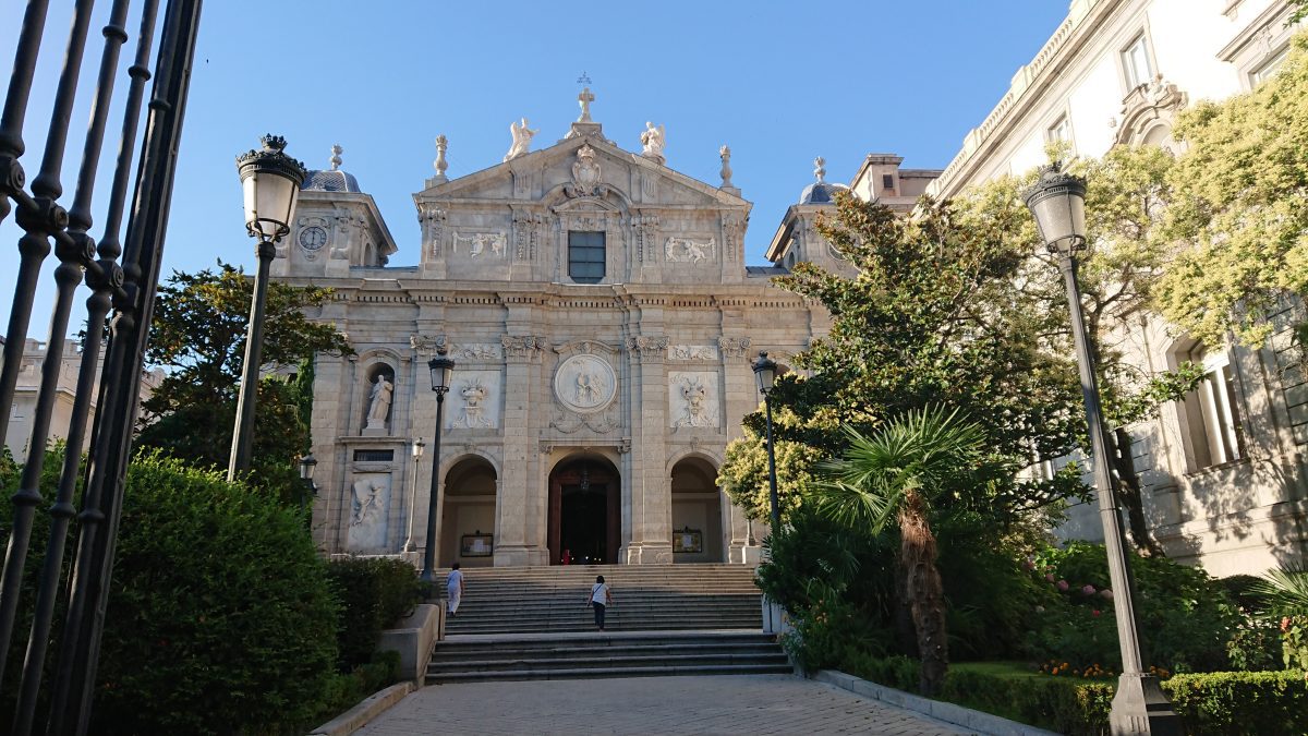 Fachada principal de la Iglesia de Santa Bárbara en Madrid, también conocida como Las Salesas Reales