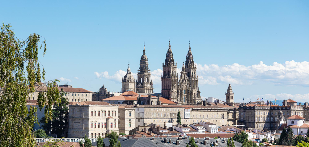 Vista panorámica de la ciudad vieja de Santiago de Compostela con su increíble catedral en un día soleado Patrimonio de la Humanidad por la UNESCO