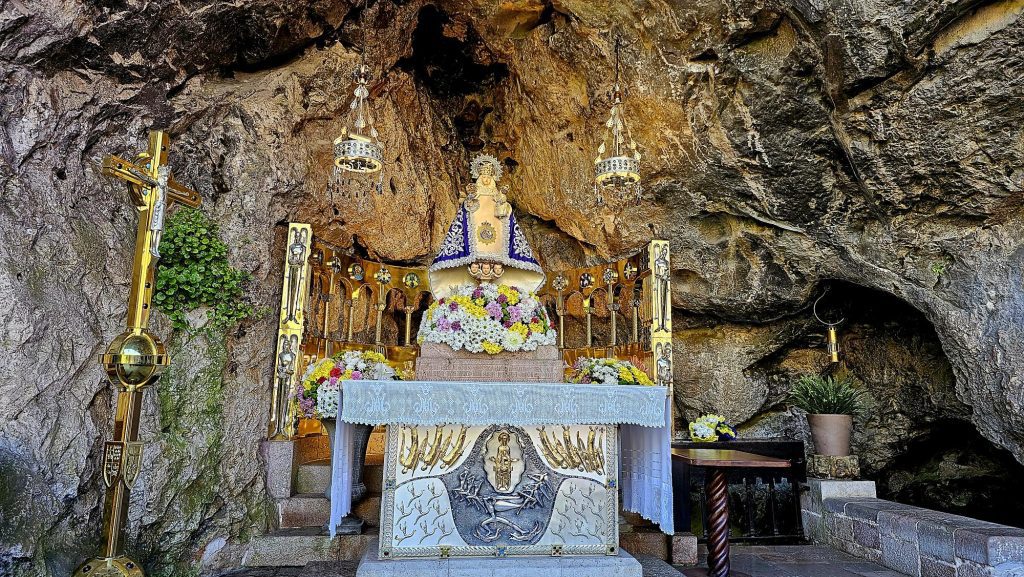 Virgen de Covadonga en la Santa Cueva