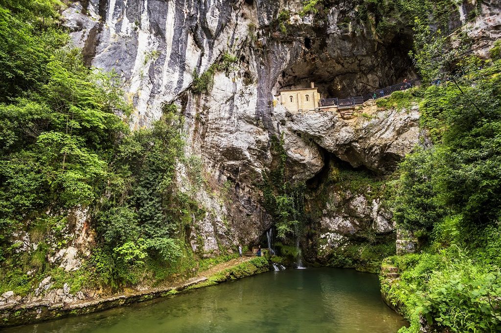 Cueva de Covadonga desde lejos