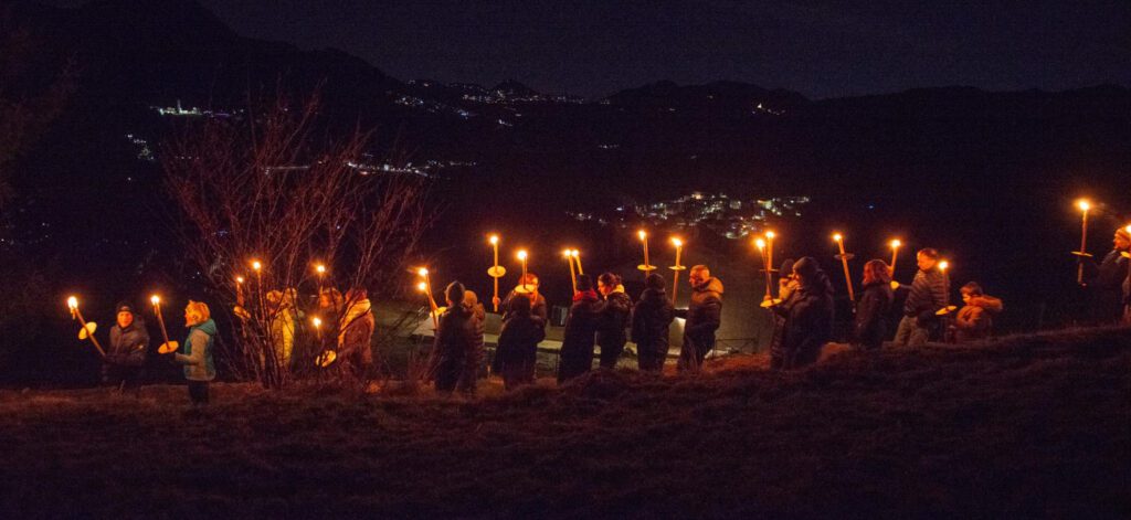 Fieles peregrinos participando en actos de devoci贸n en un santuario cat贸lico