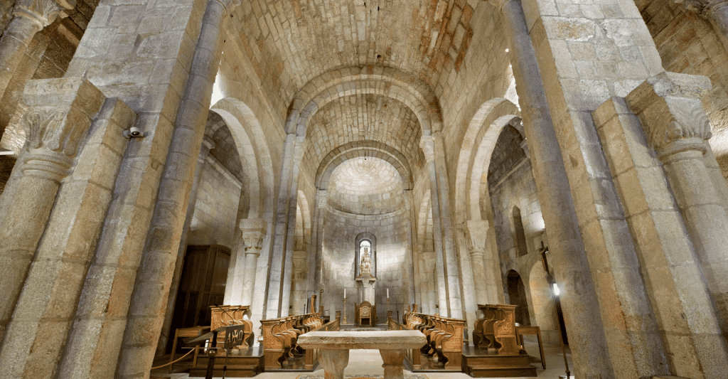 Interior del Monasterio de Leyre en Navarra