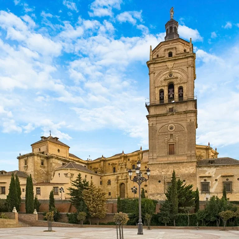 Fachada de la Catedral de Guadix en Granada