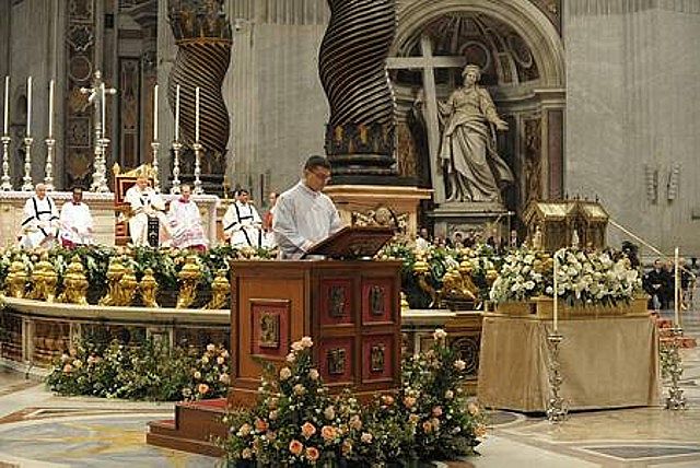 Religioso leyendo en un ambón de una iglesia