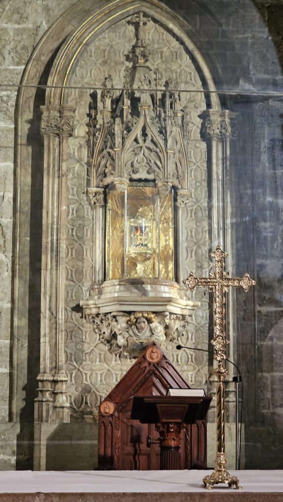 Santo Cáliz en su vitrina climatizada