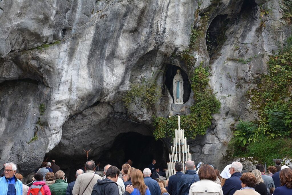 Virgen de Lourdes en la gruta de Massabielle